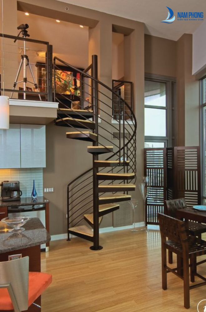 Cầu thang sắt xoắn ốc với họa tiết hoa văn tinh xảo