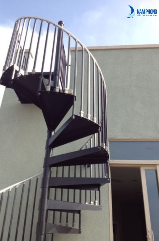 Mẫu cầu thang sắt kiểu dáng xoắn ốc với thiết kế độc đáo