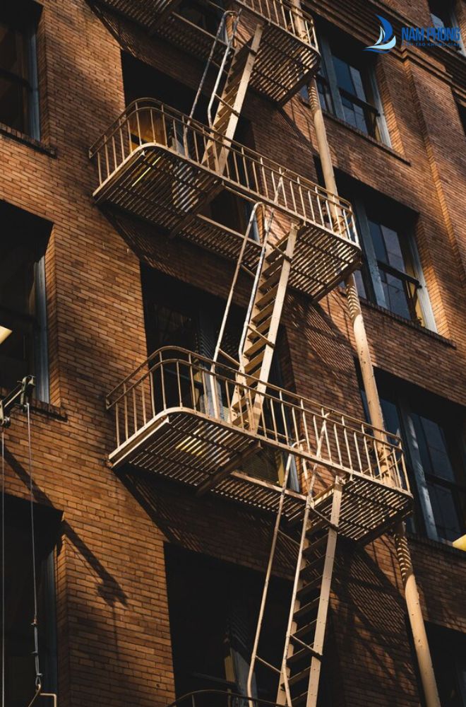 Mẫu cầu thang xương cá thoát hiểm nhà cao tầng an toàn cho người sử dụng