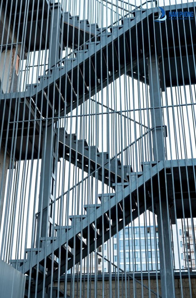 Mẫu cầu thang xương cá thoát hiểm với thiết kế dây treo hiện đại