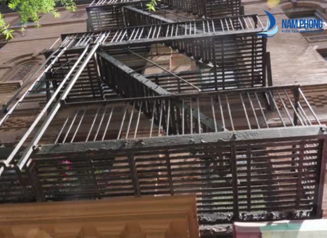 Mẫu cầu thang xương cá hỗ trợ thoát hiểm cho chung cư mini