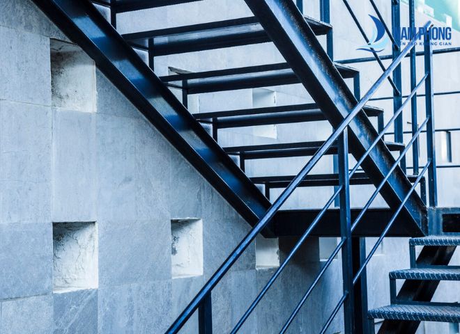Mẫu cầu thang xương cá với tay vịn đơn giản chắc chắn giúp người dùng thoát hiểm an toàn