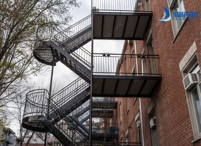 Mẫu cầu thang xương cá thoát hiểm cho nhà biệt thự