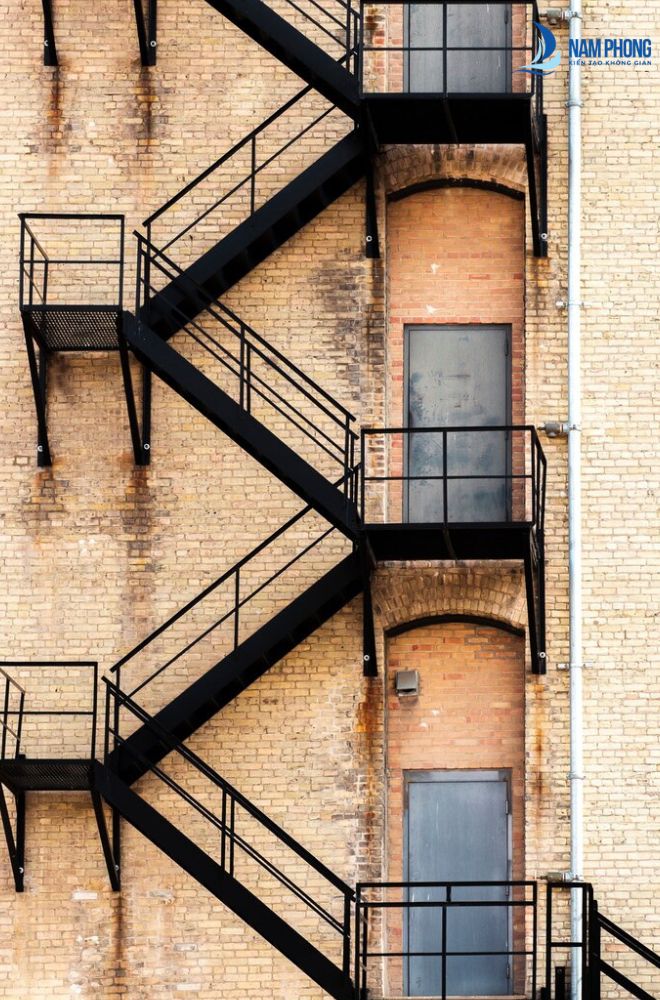 Mẫu cầu thang xương cá thiết kế trụ gắn tường vững chắc khi sử dụng