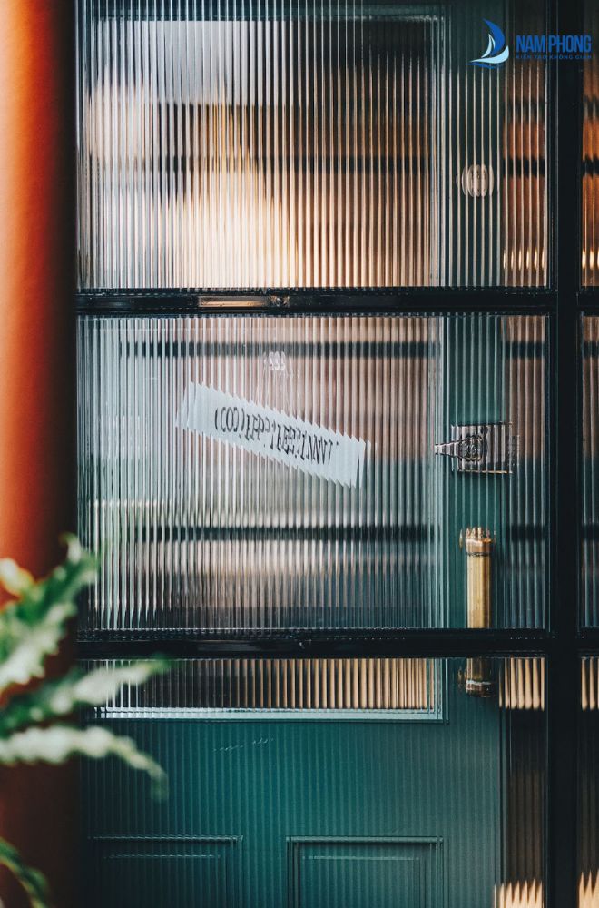 Mẫu cửa kính sọc khung nhôm mang lại tính thẩm mỹ cho không gian