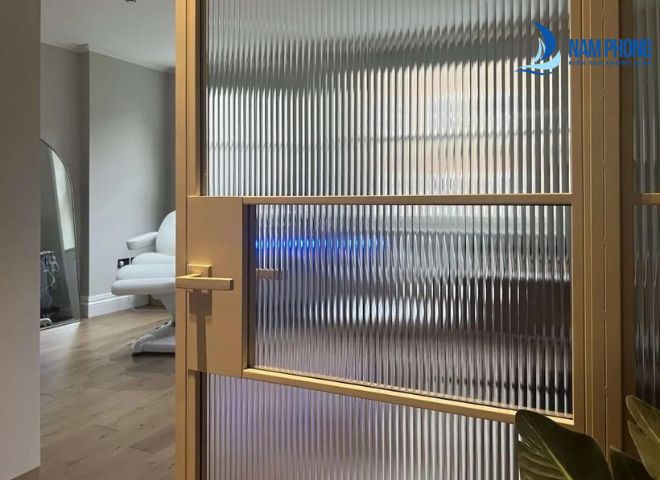 Mẫu cửa kính sọc phòng ngủ kiểu dáng hiện đại