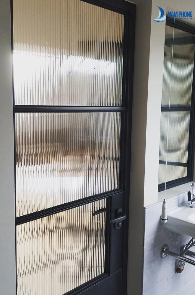 Mẫu cửa kính sọc khung nhôm 1 cánh mở quay