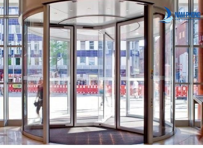 Mẫu cửa cánh quay tự động đóng mở cho tòa nhà văn phòng lớn