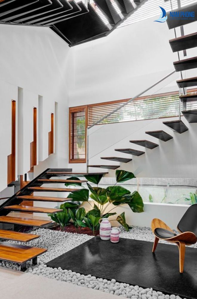 Mẫu giếng trời cho cầu thang không tay vịn thiết kế hiện đại