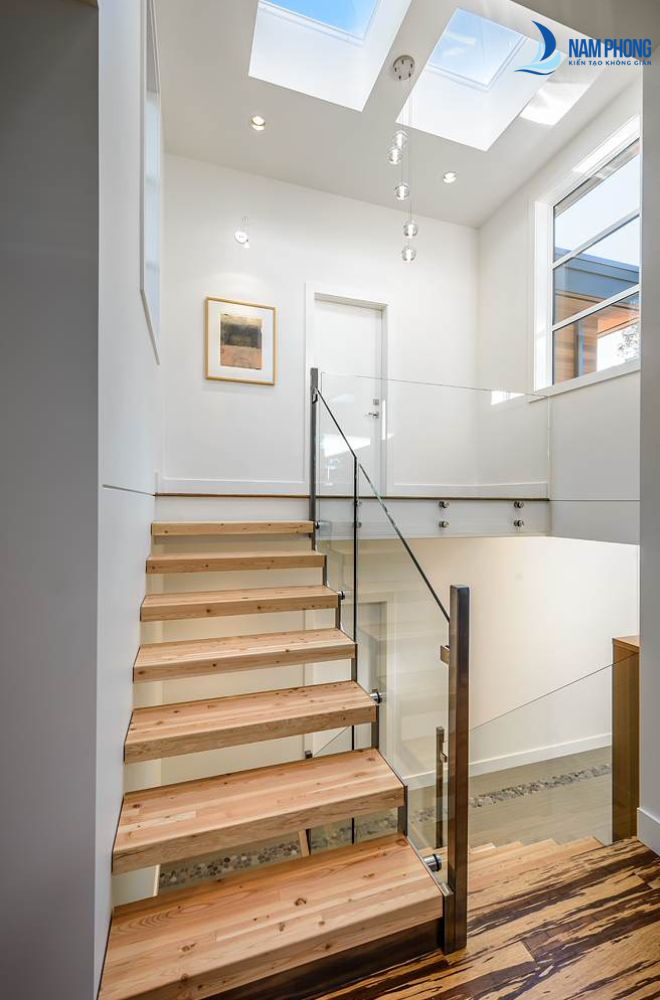 Mẫu giếng trời cho nhà ống sử dụng lan can kính sang trọng