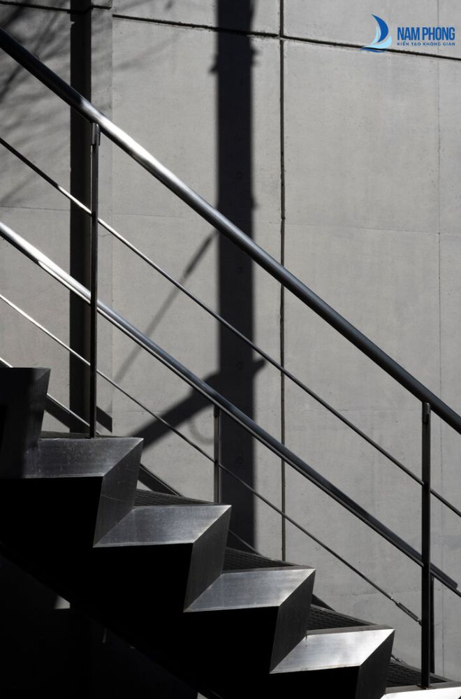 Mẫu trụ cầu thang sắt với thiết kế hiện đại, sang trọng nhất