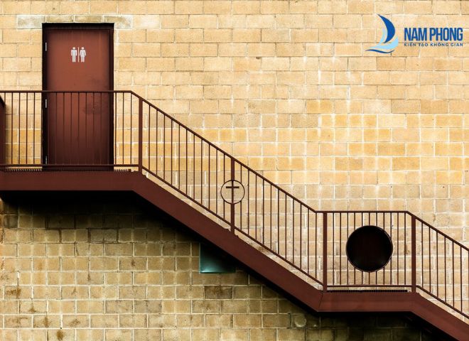 Mẫu trụ cầu thang hình vuông sơn màu đỏ nâu cực bắt mắt