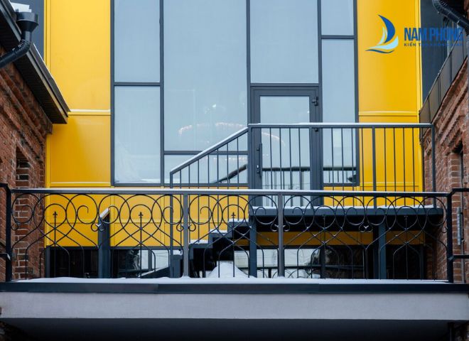 Mẫu trụ cầu thang hình vuông vững chắc đảm bảo an toàn khi sử dụng