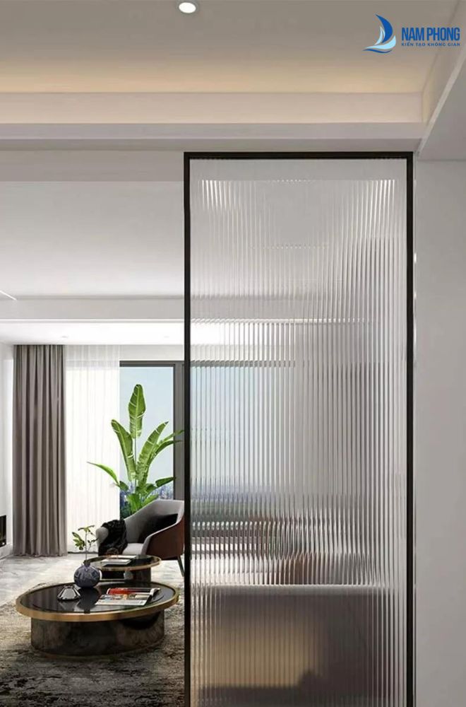 Mẫu vách kính sọc trong phòng khách thiết kế sang trọng