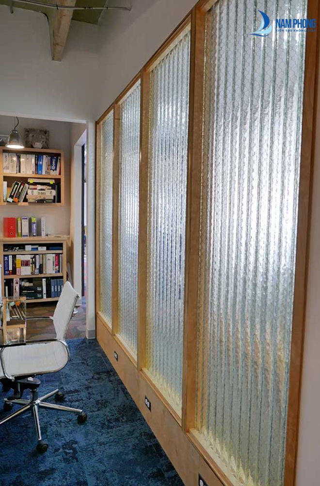 Mẫu vách ngăn phòng làm việc việc bằng kính vân sóng