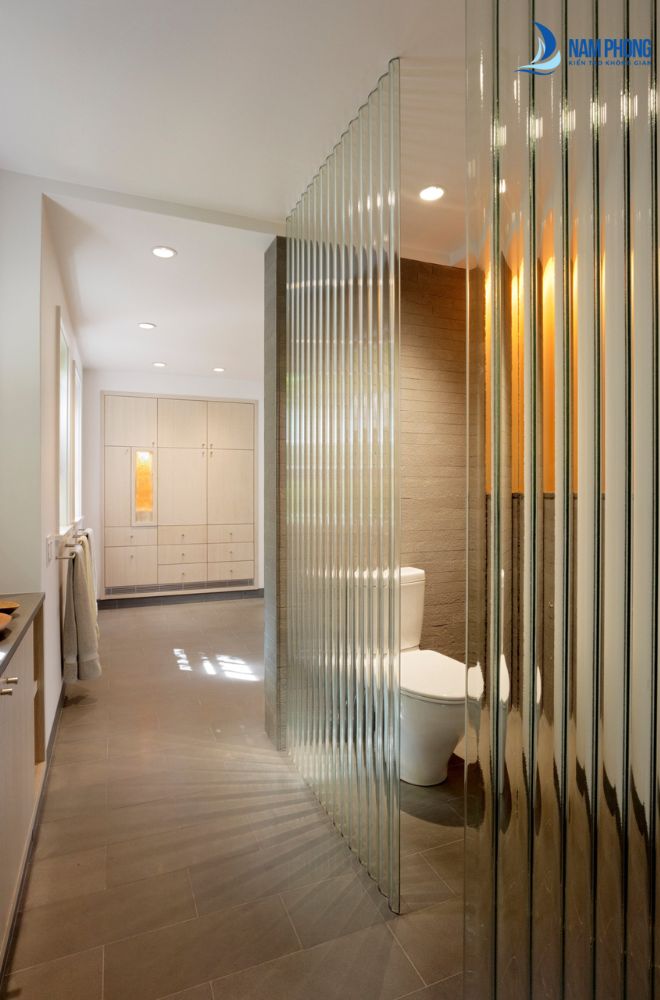 Mẫu vách ngăn phòng vệ sinh sử dụng kính sọc cường lực