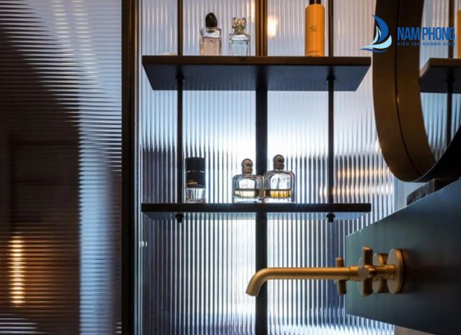 Mẫu vách kính sọc giúp ngăn không gian tạo sự riêng tư