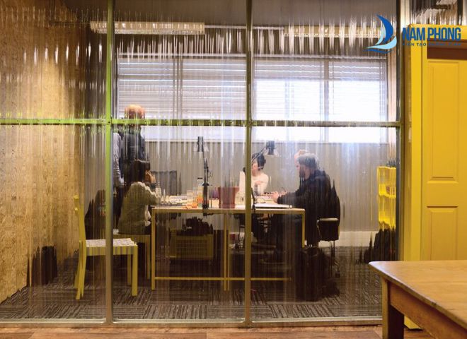 Mẫu vách kính sọc cho không gian văn phòng làm việc