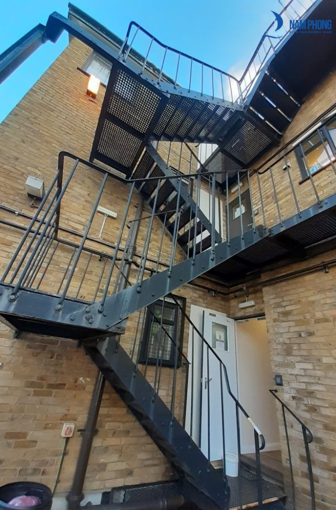 Một số tiêu chuẩn trong lắp đặt cầu thang sắt thoát hiểm