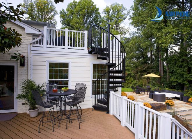 Vì sao nên lắp đặt cầu thang sắt lên sân thượng?