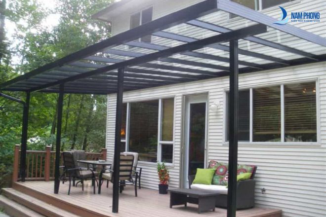 Mẫu mái kết hợp sắt hộp và kính cường lực chắc chắn