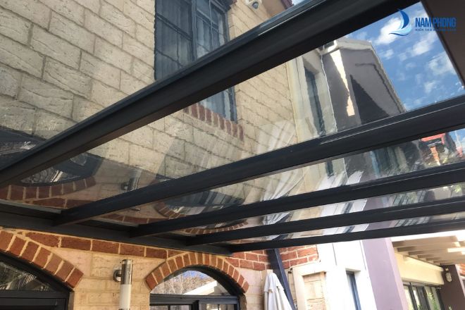 Mẫu mái kết hợp sắt hộp và kính cường lực chắc chắn