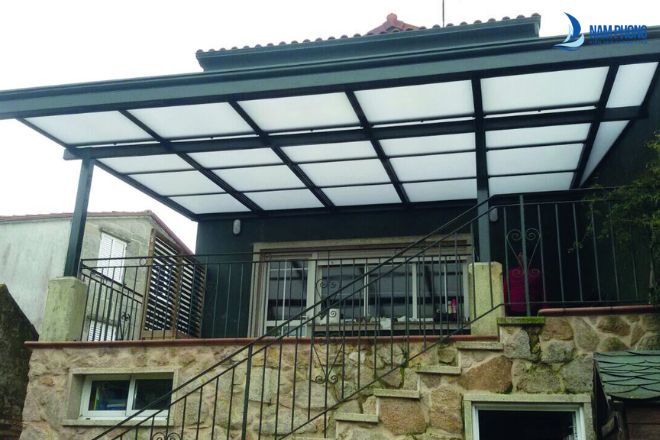 Mái kính hành lang biệt thự