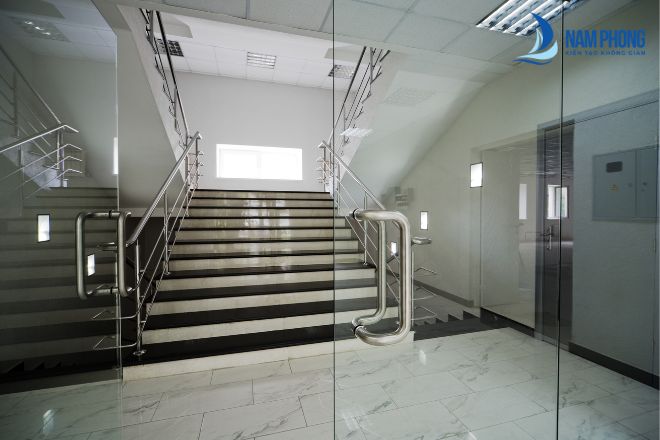 Ứng dụng mẫu kính thường làm cửa chính ra vào