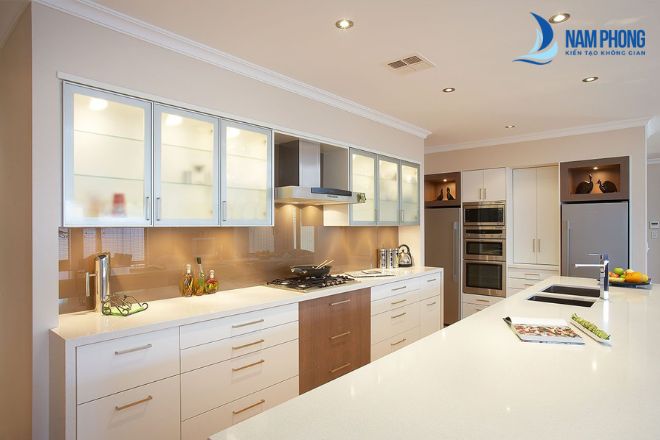 Mẫu kính bếp gam màu trung tính giúp bếp trở nên thanh lịch, hiện đại