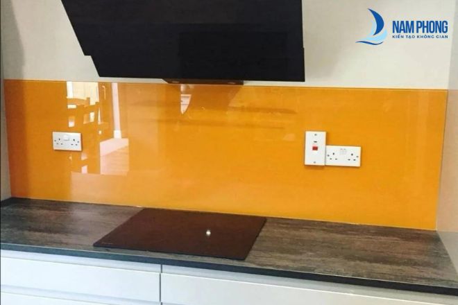 Kính cam vàng trơn không họa tiết mang đến không gian bếp hiện đại, sạch sẽ