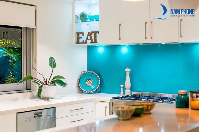 Top 15+ Mẫu Kính Ốp Bếp Màu Xanh Nước Biển Đẹp, Sang Nhất Mẫu kính bếp màu xanh nước biển tạo điểm nhấn độc đáo