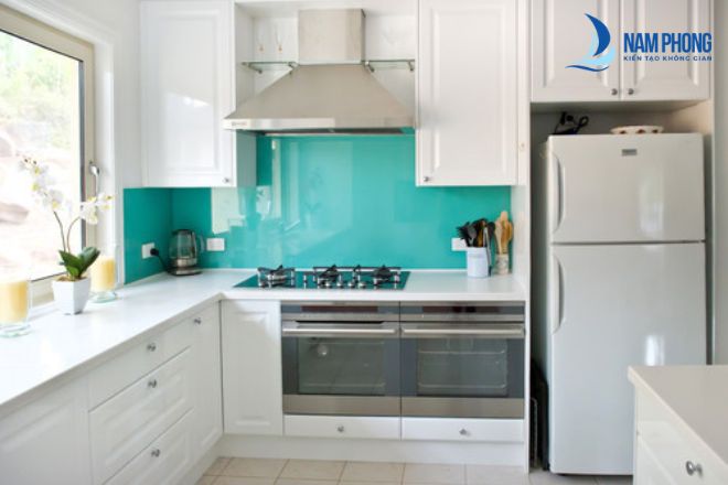 Mẫu kính bếp màu xanh thiết kế hiện đại