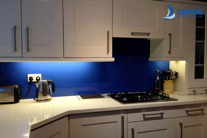 Mẫu kính bếp xanh nước biển với mặt đá cẩm thạch trắng