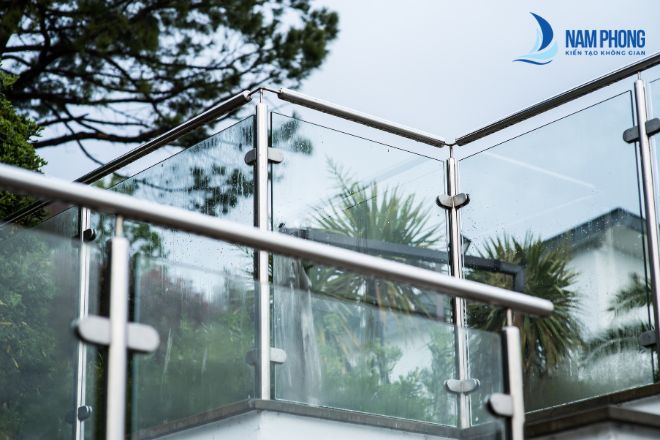 Ưu nhược điểm khi sử dụng lan can âm sàn