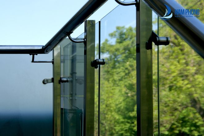 Đặc điểm cấu tạo chi tiết của lan can kính âm sàn