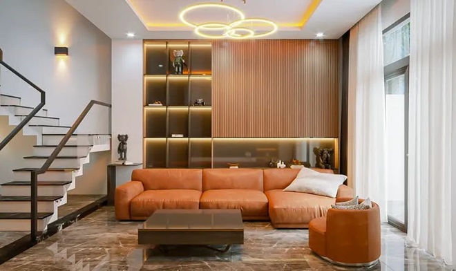 Mẫu cầu thang nhà ống 5m với ánh sáng tự nhiên