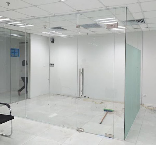 Mẫu vách kính cường lực văn phòng
