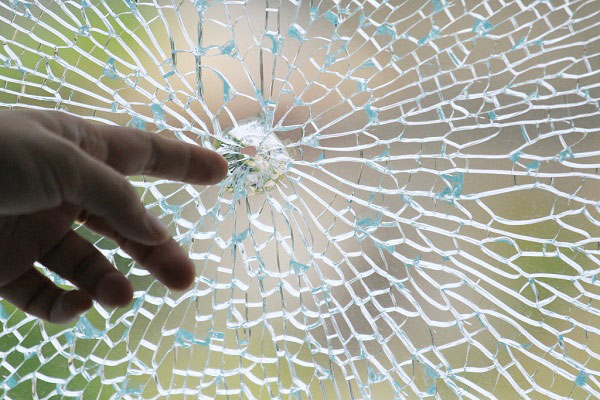 Kính cường lực khi chịu các tác động mạnh hay lỗi sản xuất có thể dễ vỡ