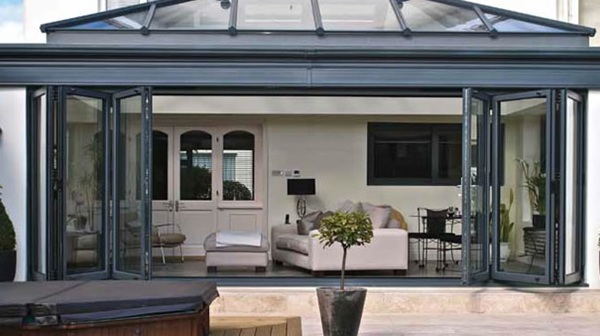 Kính khi chịu nắng nóng gay gắt bị nhiệt truyền không đồng đều, tạo ra sự giãn nở không cân đối