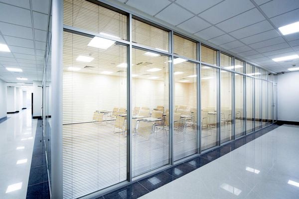 Lựa chọn độ dày kính không phù hợp môi trường sử dụng