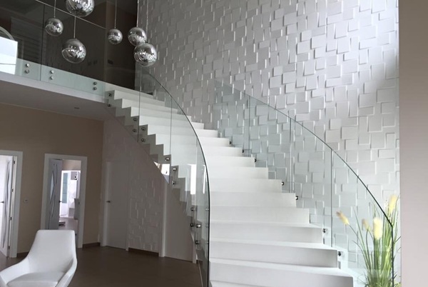 Cầu thang kính cường lực được phân loại dựa trên cấu trúc, thiết kế và kiểu trụ