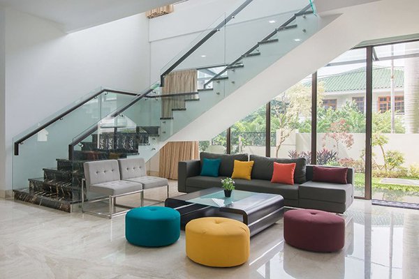 Mẫu cầu thang kính cường lực nhà biệt thự