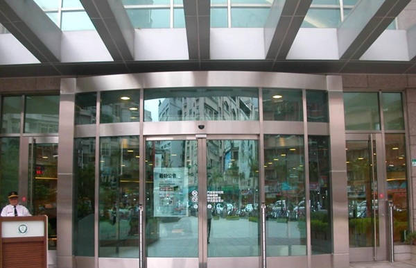 Kính cường lực 12mm – Giải pháp tối ưu cho công trình cần độ bền cao Cửa kính cường lực chịu lực trượt lùa cho văn phòng