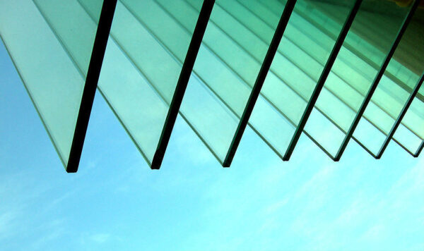 Kính cường lực 8mm có khả năng chịu lực gấp 4-5 lần so với kính thường