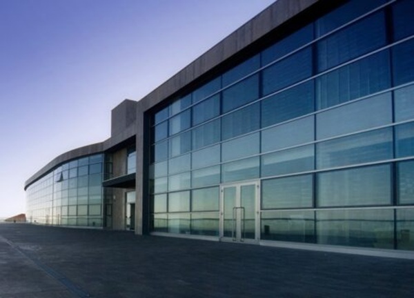 Chọn kính cường lực cho mặt tiền công trình hiện đại