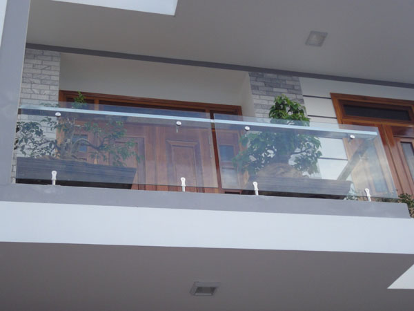 Kính cường lực 8mm ứng dụng làm cửa đi kính cường lực cho nhà phố