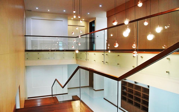 Mẫu lan can kính tại đại sảnh thông tầng