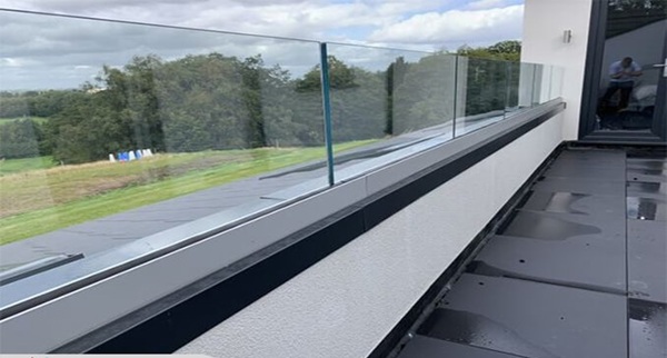 Mẫu lan can kính cường lực âm sàn hiện đại