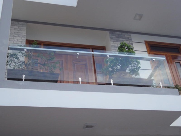 Mẫu lan can kính cường lực nâng tầm ngôi nhà bạn