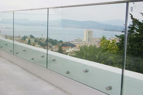 Lan can kính mang lại không gian hiện đại